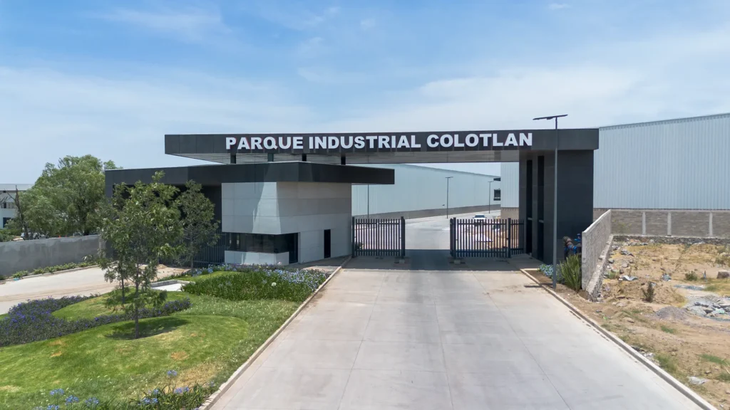 Portico de acceso del Parque Industrial Colotlan, en la Carretera a Colotlan, Zapopan Norte, Jalisco
