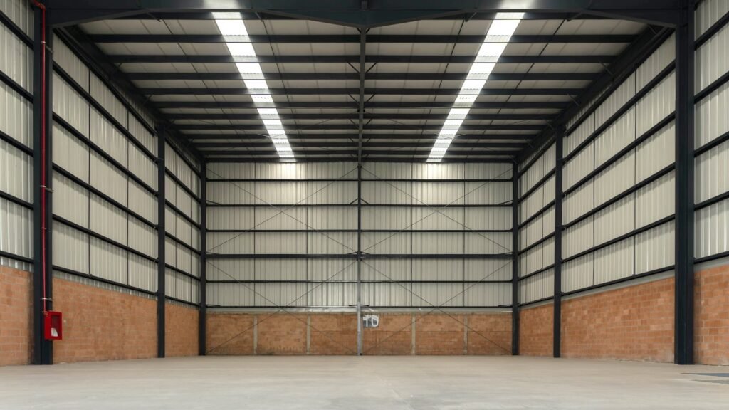 Interior de bodega industrial vacia con estructura metalica en Capithal Park Colotlan