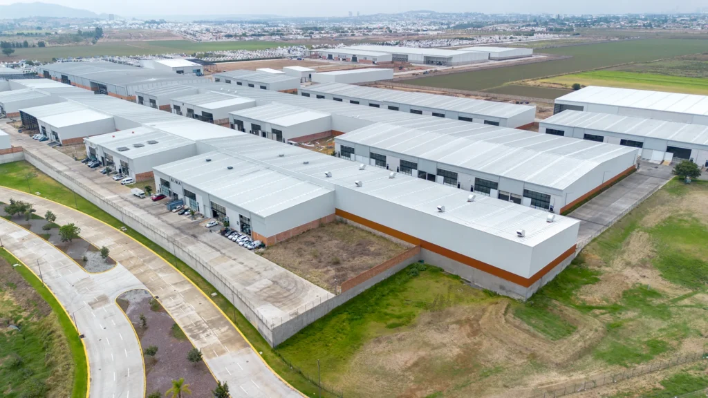 Vista aérea de Capithal Park Colotlán: naves industriales terminadas con vialidades internas y andenes de carga