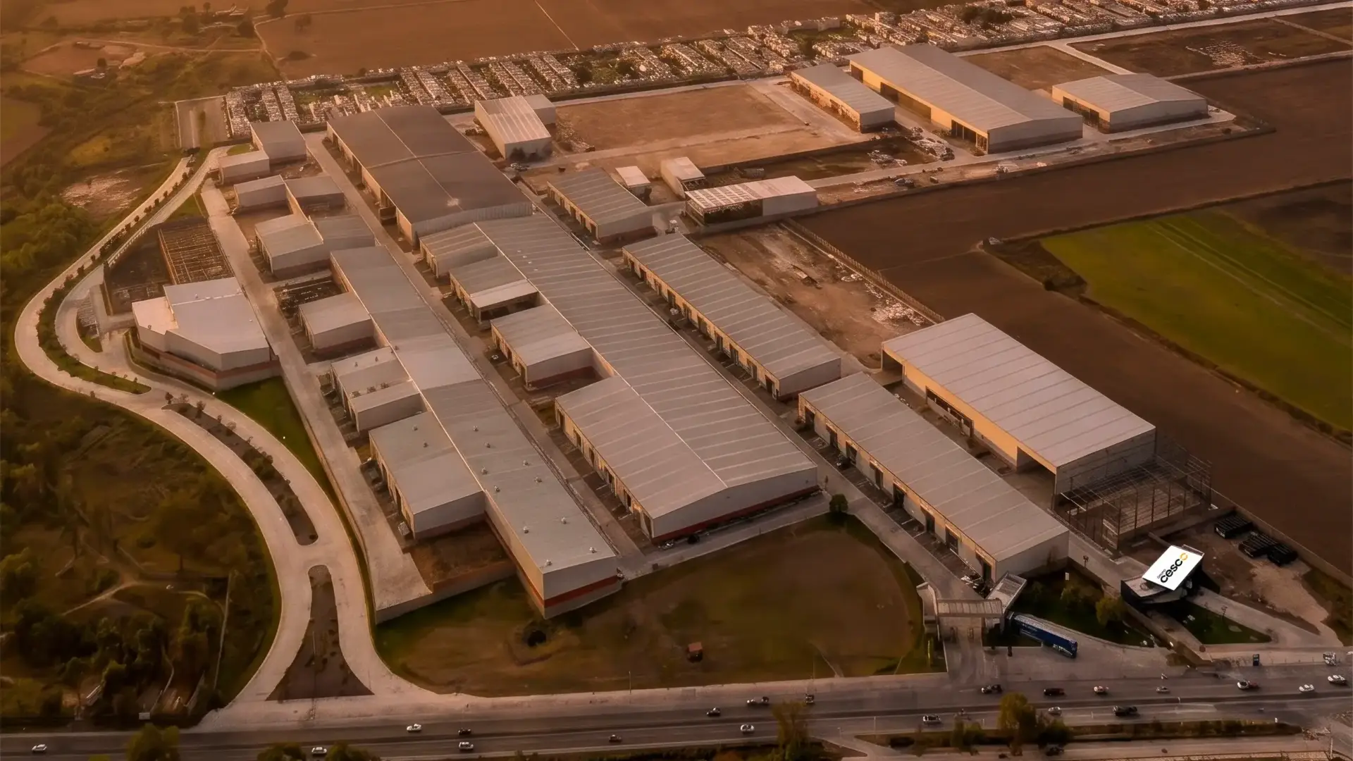 Vista aerea de un parque industrial de Grupo Cesco al atardecer